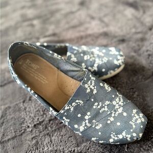 TOMS Women's Gray Floral Loafers